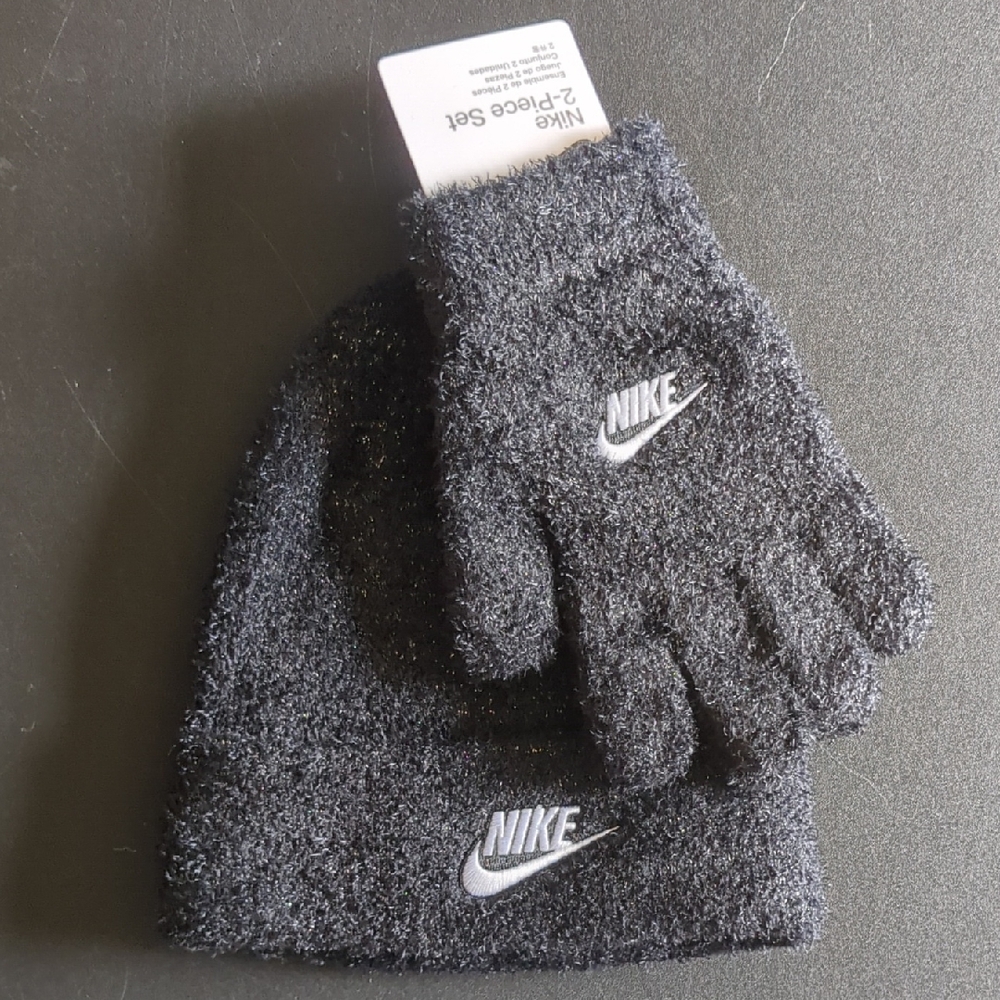 (NWT) Nike 2 Piece Beanie & Gloves Set